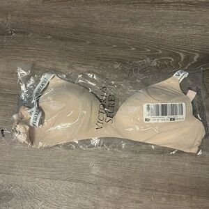 NWT Victoria secret t shirt bra lightly lined wire bra 32D